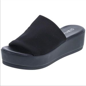 Black platform sandal